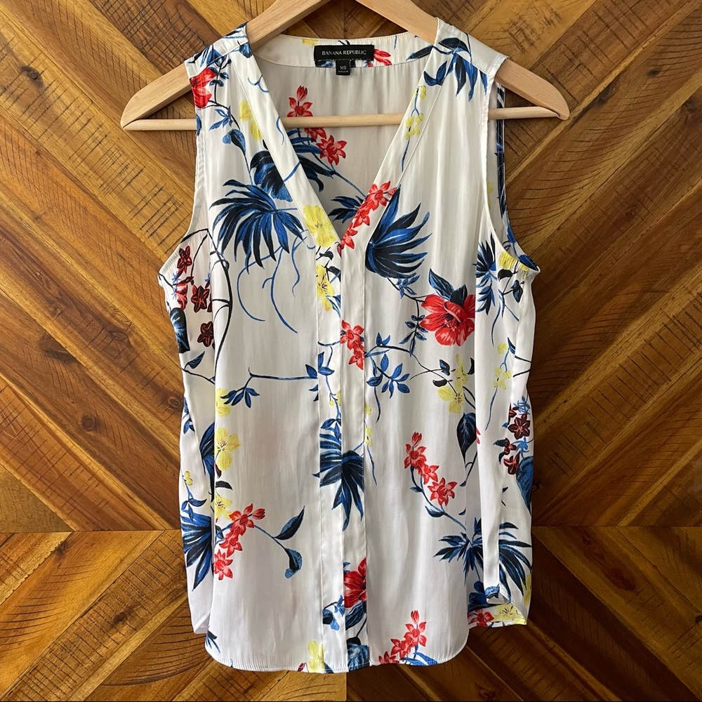 Banana Republic Silky Floral Sleeveless V-Neck Top Size S